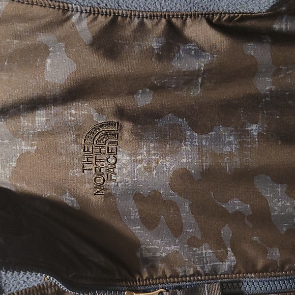 The North Face 1/4 Zip - Picture 2 of 5